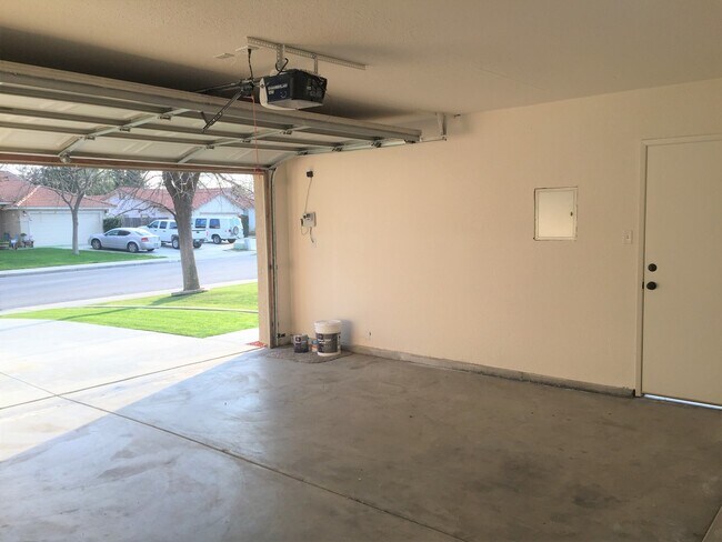 Building Photo - Beautiful 3 Bed 2 Bath in Riverlakes Community - Northwest Bakersfield- $2,350 Rent