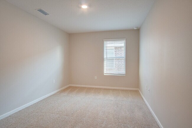 Building Photo - Lakeshore Preserve 3BR Home with Garage – Pet Friendly