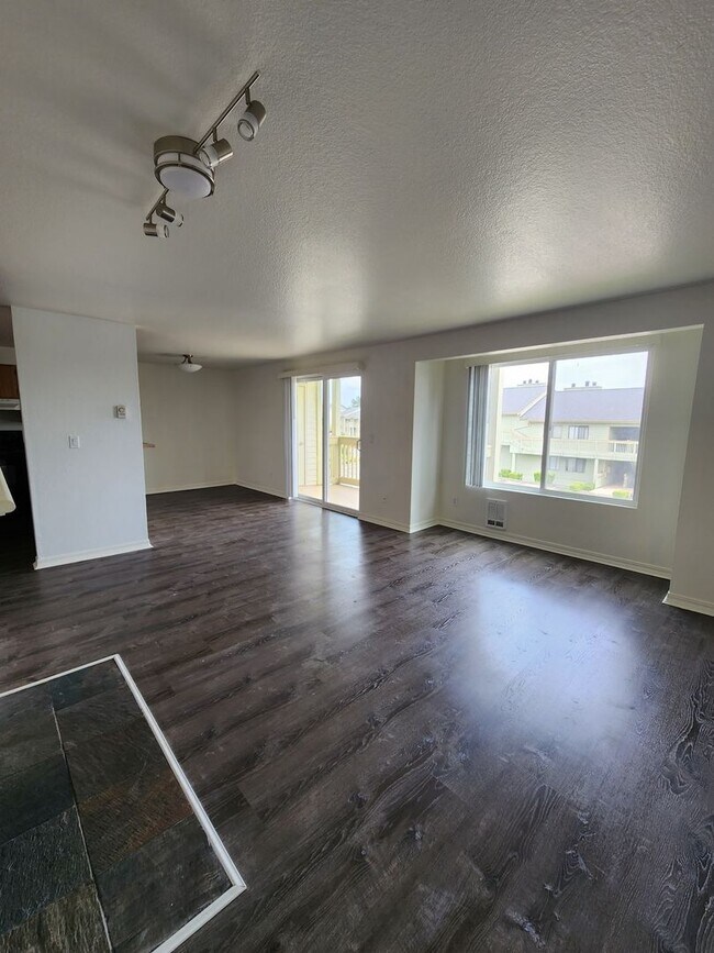 Building Photo - Available Now! Updated 2 bed condo in Central location, utilities included!