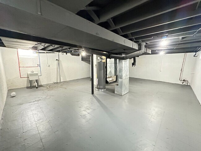 Building Photo - Freshly Renovated 3-Bedroom Home – Quality...
