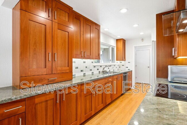 Building Photo - 1099 Larch Ave