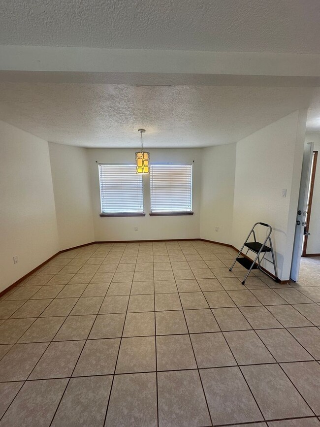 Building Photo - 3 Bedroom 2 Bath Home!