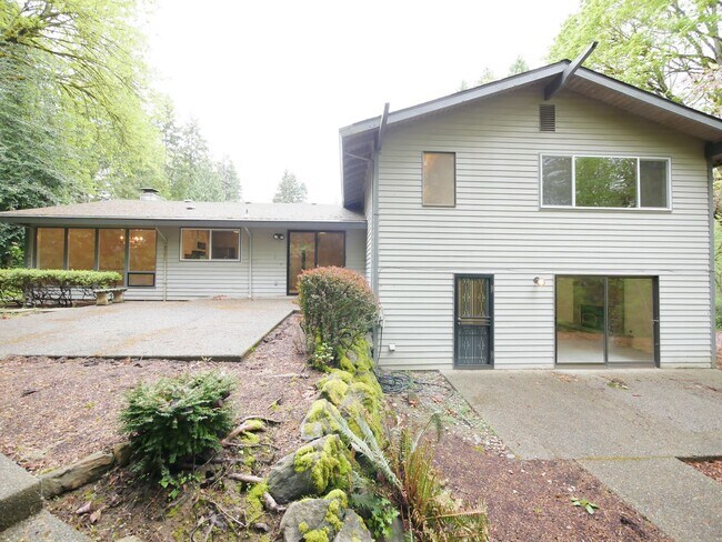 Building Photo - 3 Bed and 3 Bath Plus Office Private Singl...