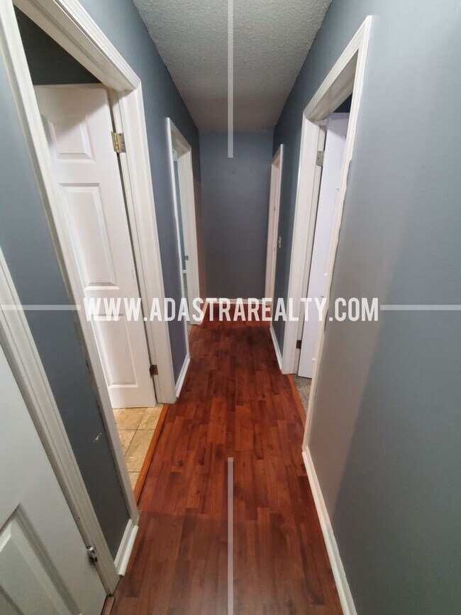 Building Photo - Beautiful Shawnee Home-AVAILABLE in JUNE!!
