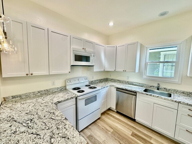 Building Photo - New on the Market!