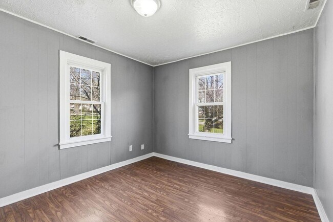 Building Photo - 3 Bedroom | 1 Bathroom Home | PET FRIENDLY!