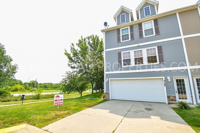 Primary Photo - 2 Bedroom 2 Bath 2 car attached garage