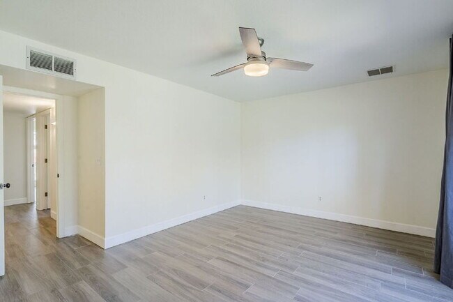 Building Photo - 10207 S 43rd Pl