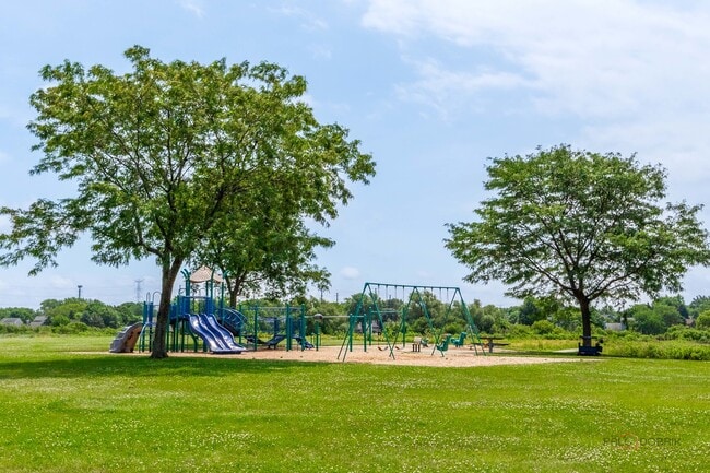 Building Photo - 45 S Oakhurst Dr