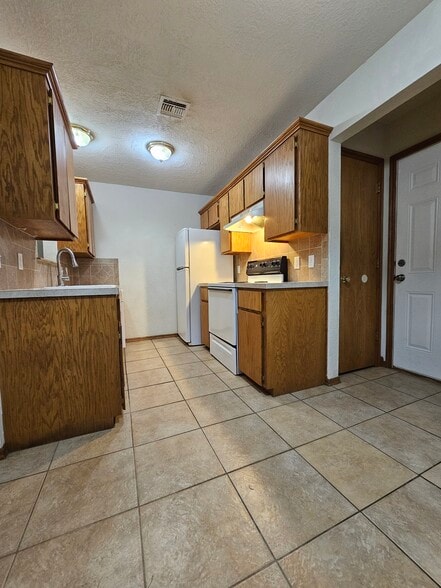 Kitchen - 1905 SW E Ave