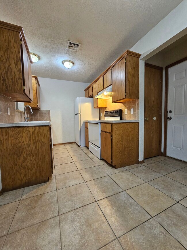 Kitchen - 1905 SW E Ave