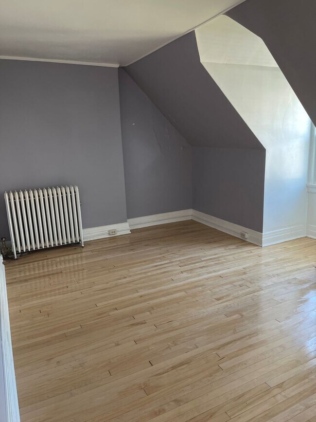 Building Photo - Beautiful 4 Bedroom/1 Bathroom THIRD Floor Apartment in East Duluth Mansion - AVAILABLE JUNE!