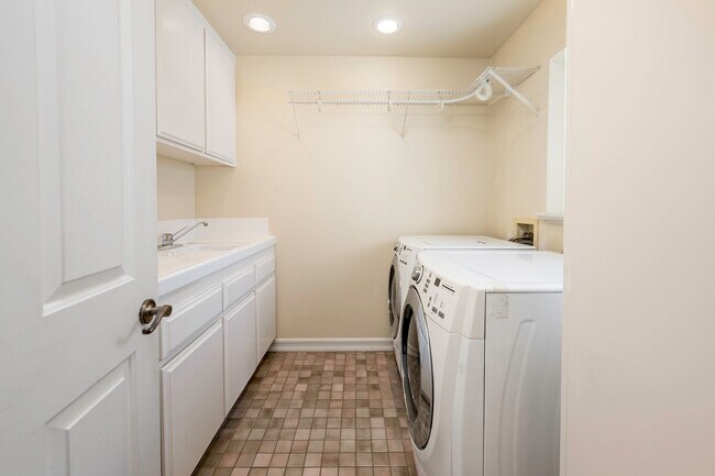 Building Photo - 346 Whites Landing