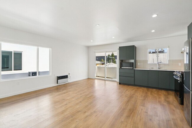 Building Photo - 1422 Tamarind Ave