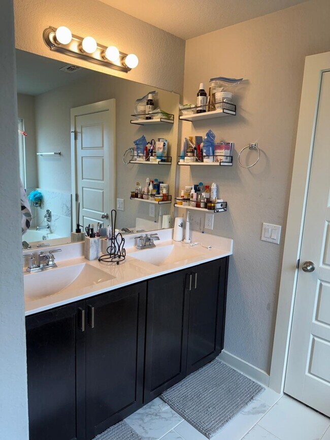 Building Photo - 740 Ft Leonard