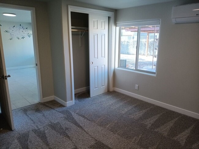 Building Photo - Stunning 4-bedroom 3-bathroom home in Santa Fe! Showings available NOW!