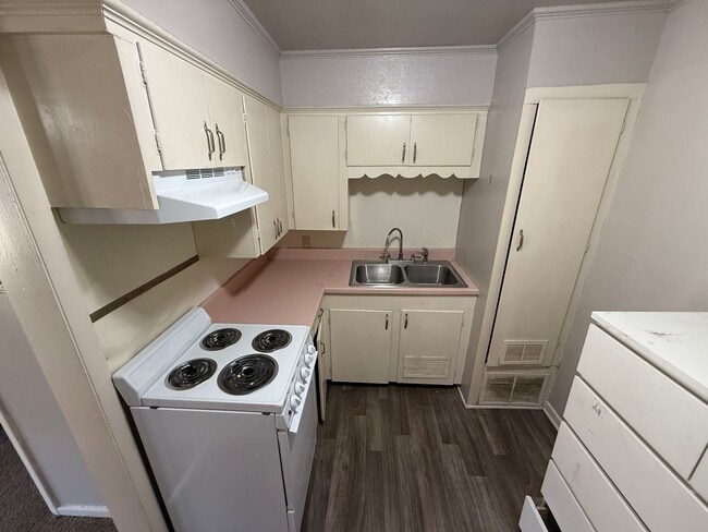 Building Photo - Cozy 1 bed/1 bath duplex!