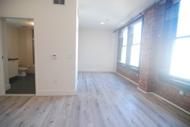 Building Photo - 460 S Spring St