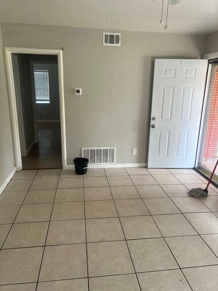 Building Photo - 2507 W Twelfth St