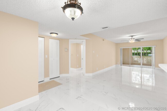 Building Photo - 9855 Westview Dr