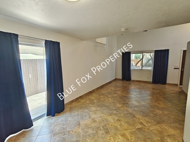Building Photo - 880 E Peppergrass Ln