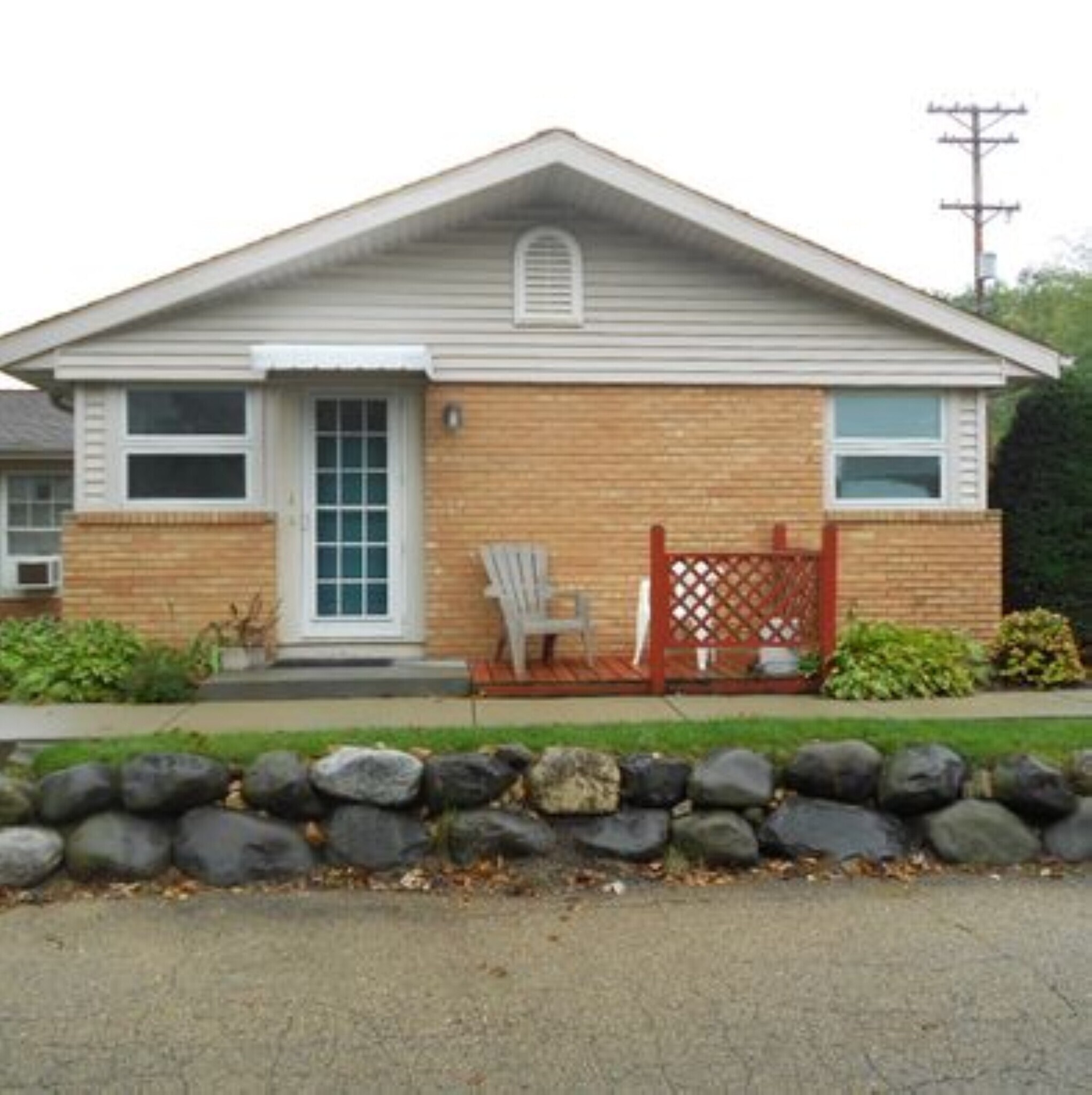 Building Photo - 112 E Dean Ave