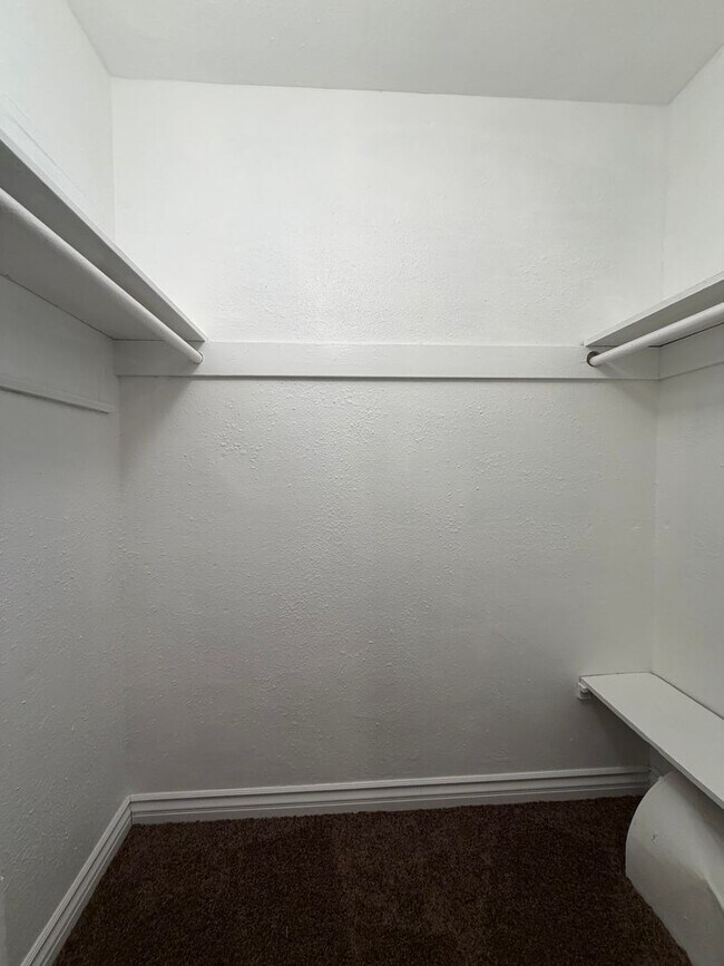 Building Photo - P552