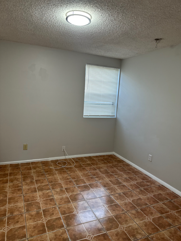 Building Photo - 1431 Raven Dr S