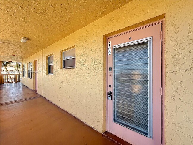 Building Photo - 6750 Royal Palm Blvd