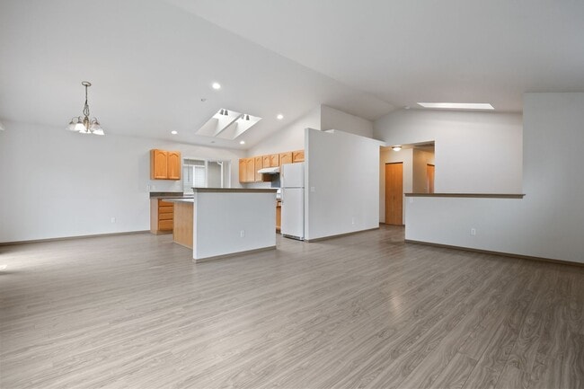 Building Photo - Move in ready! 3 bedroom rambler - Great l...