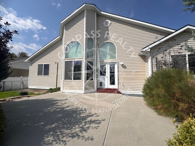 Building Photo - 372 Angus Cove
