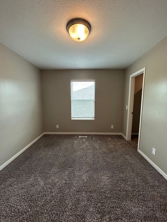 Building Photo - Spacious 4 Bedroom Duplex Near Village Pointe