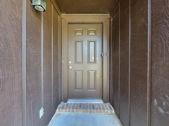 Building Photo - Welcome to your cozy retreat in the heart ...