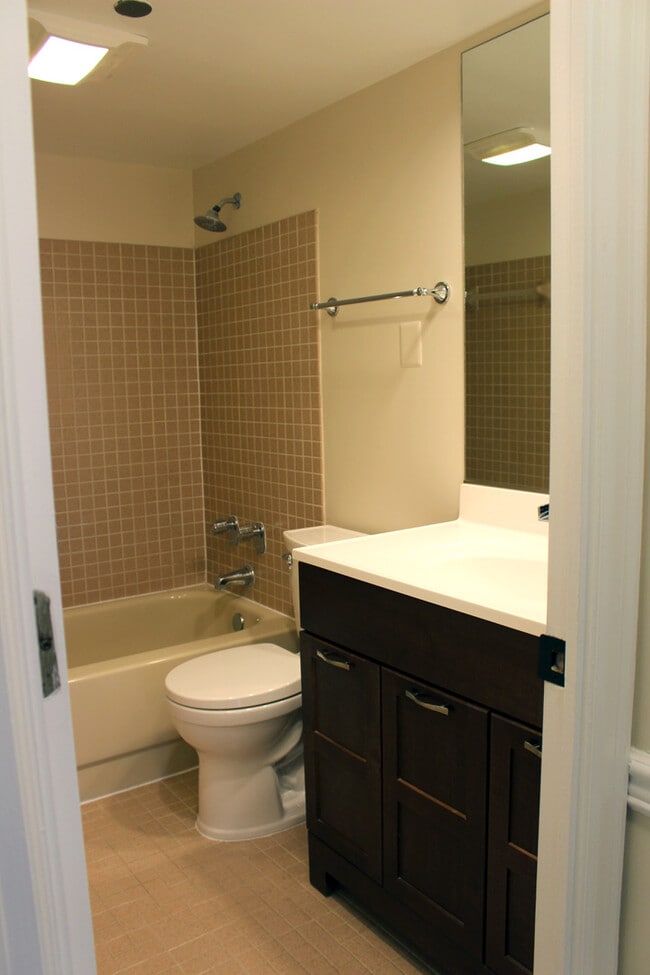 Building Photo - 1301 N Courthouse Rd