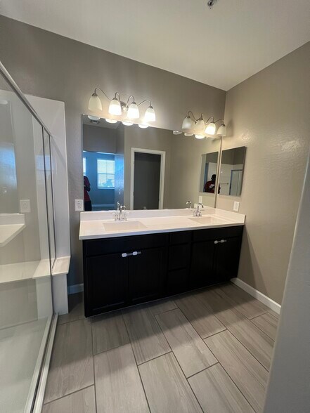 Building Photo - 1255 N Arizona Ave