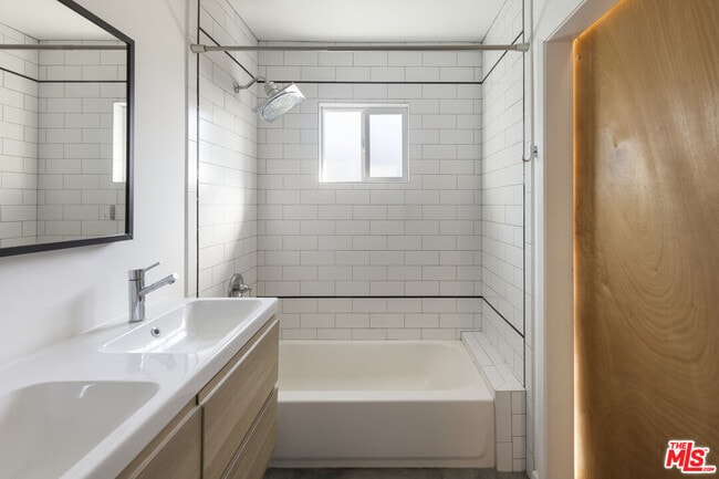 Building Photo - 5712 Buchanan St