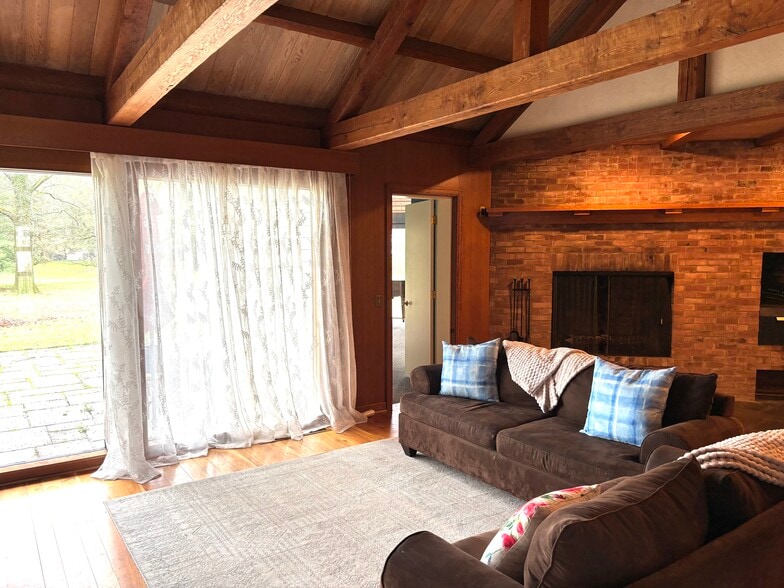 Library and TV room - 439 Allens Creek Rd