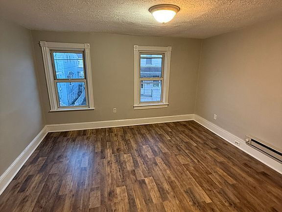 Building Photo - Practical and Move-In Ready