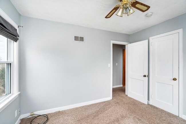 Building Photo - 5116 Ivanhoe St