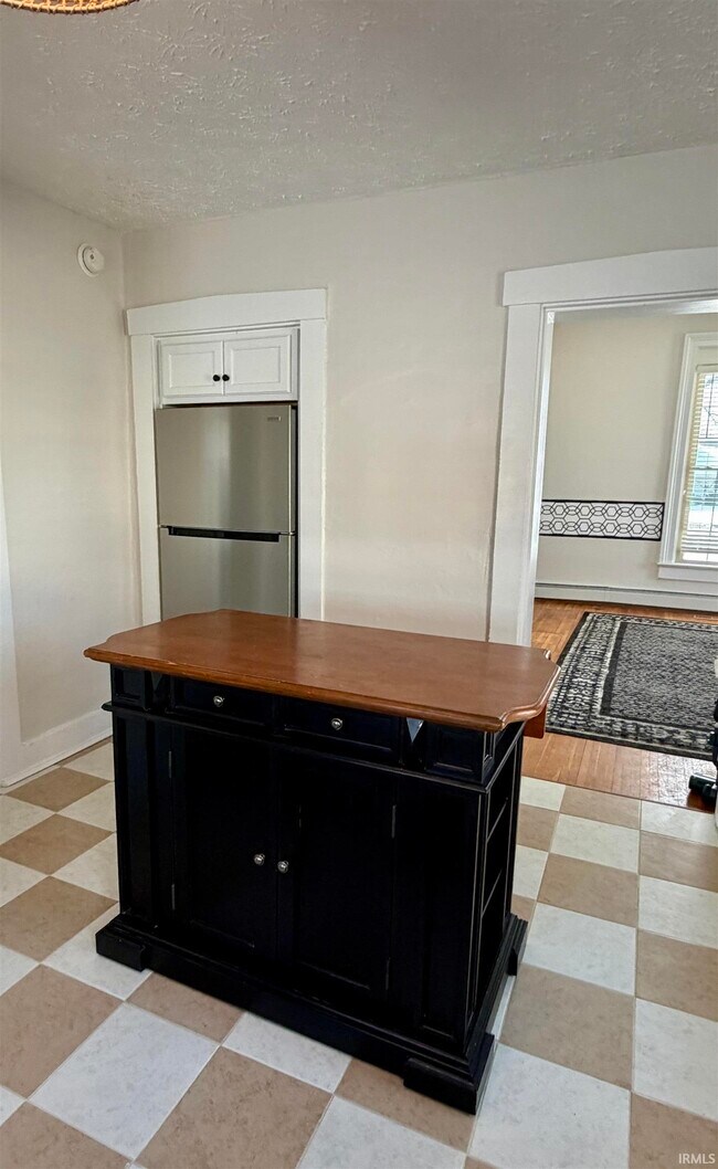 Building Photo - 921 S Washington St