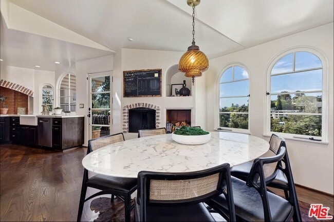 Building Photo - 3351 N Knoll Dr