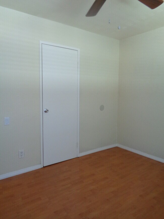 Building Photo - 607 E Utica Ave