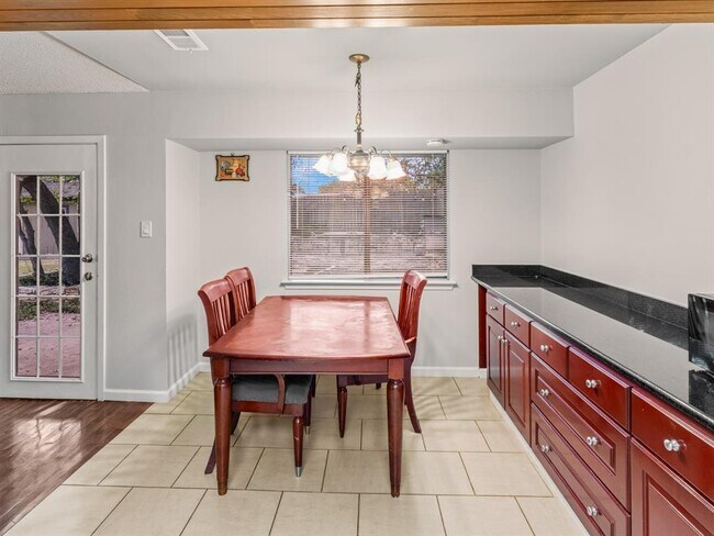 Building Photo - 404 Mulberry Dr