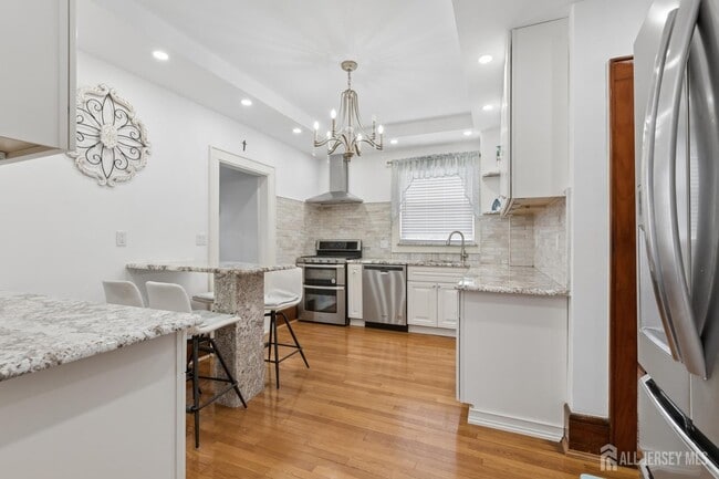 Building Photo - 415 Main St