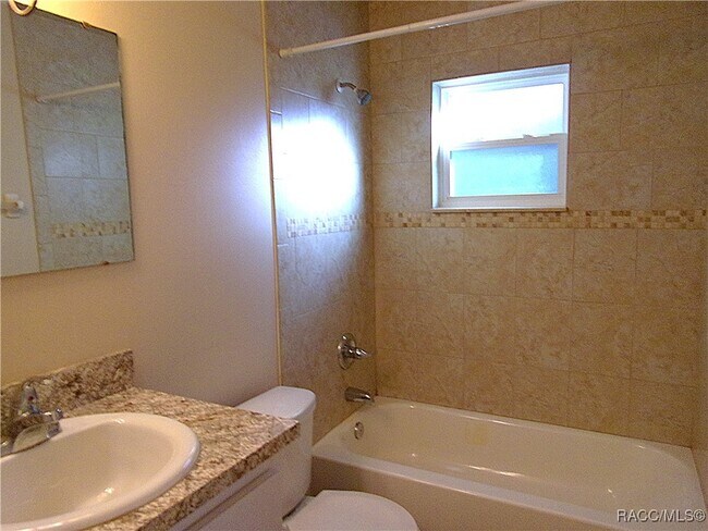 Building Photo - 711 Emery St