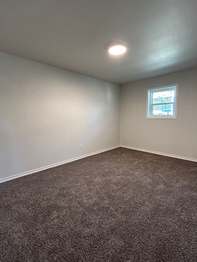 Building Photo - Beautiful Home on the Eastside!