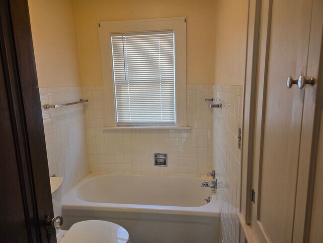 Building Photo - Charming 2-bedroom, 2-bath home