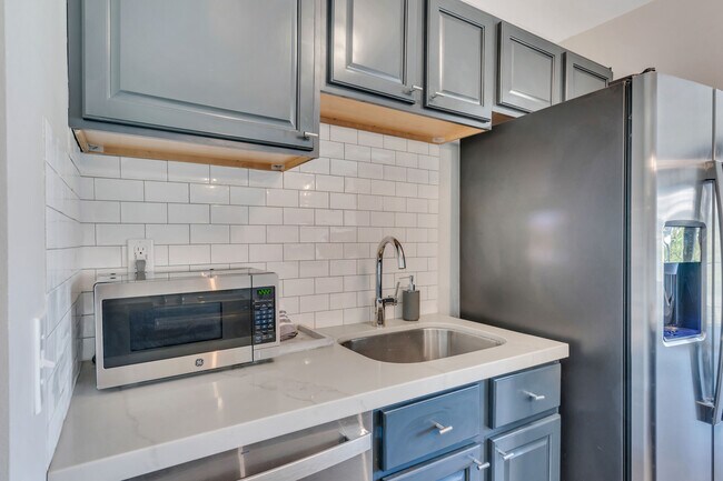 Building Photo - 700 E 200 S