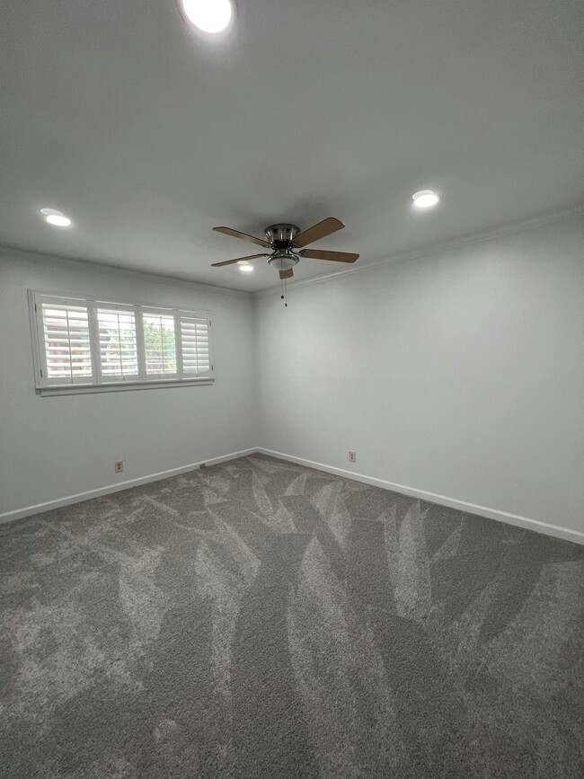 Building Photo - 40458 Landon Ave