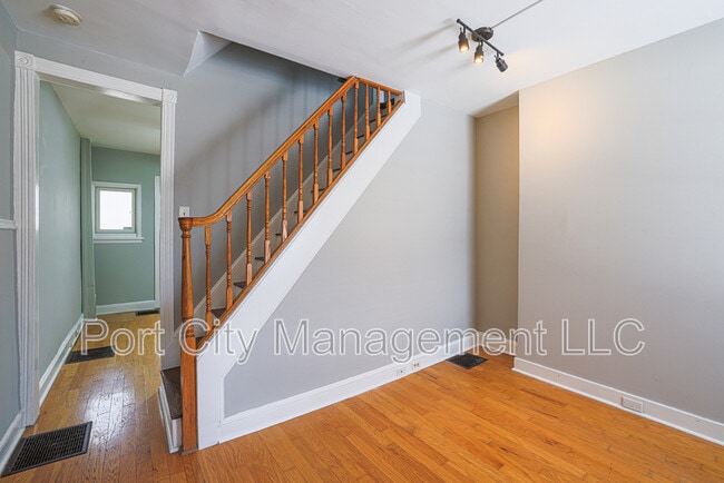 Building Photo - 1007 Baylis St